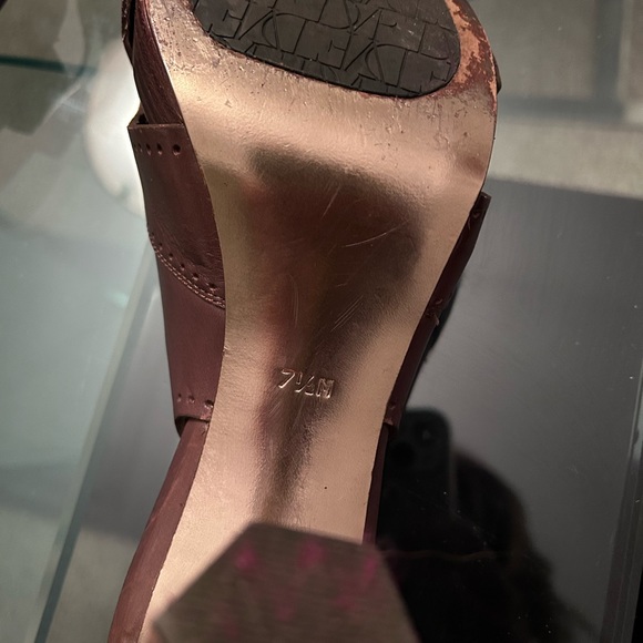 Brown open-toe shoe by Diane Von Furstenberg. - Picture 4 of 7